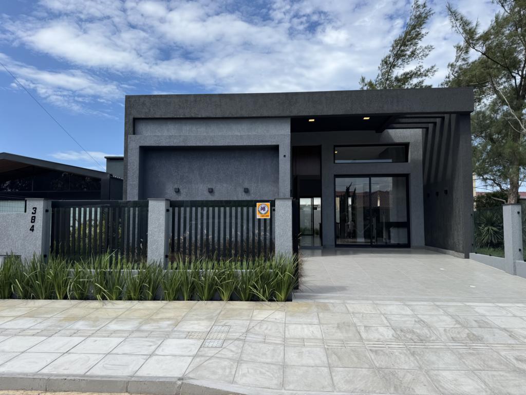 Casas / Sobrados 4 Dorm.