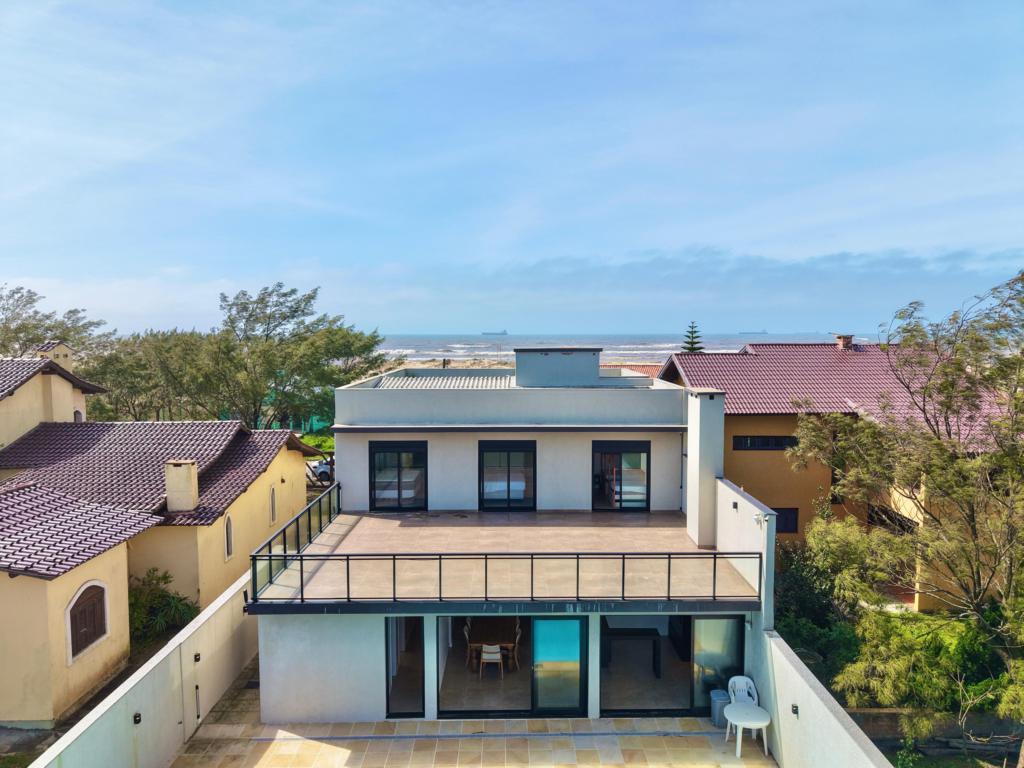 Casas / Sobrados 6 Dorm.