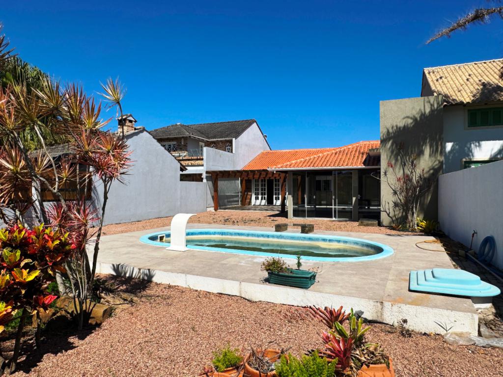 Casas / Sobrados 4 Dorm.