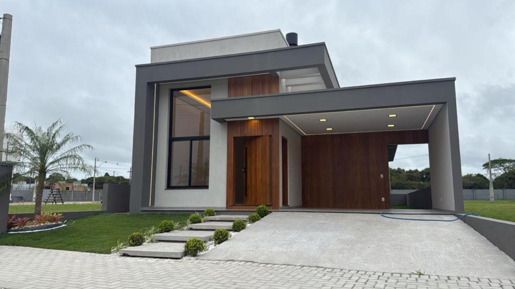 Casas / Sobrados 3 Dorm.