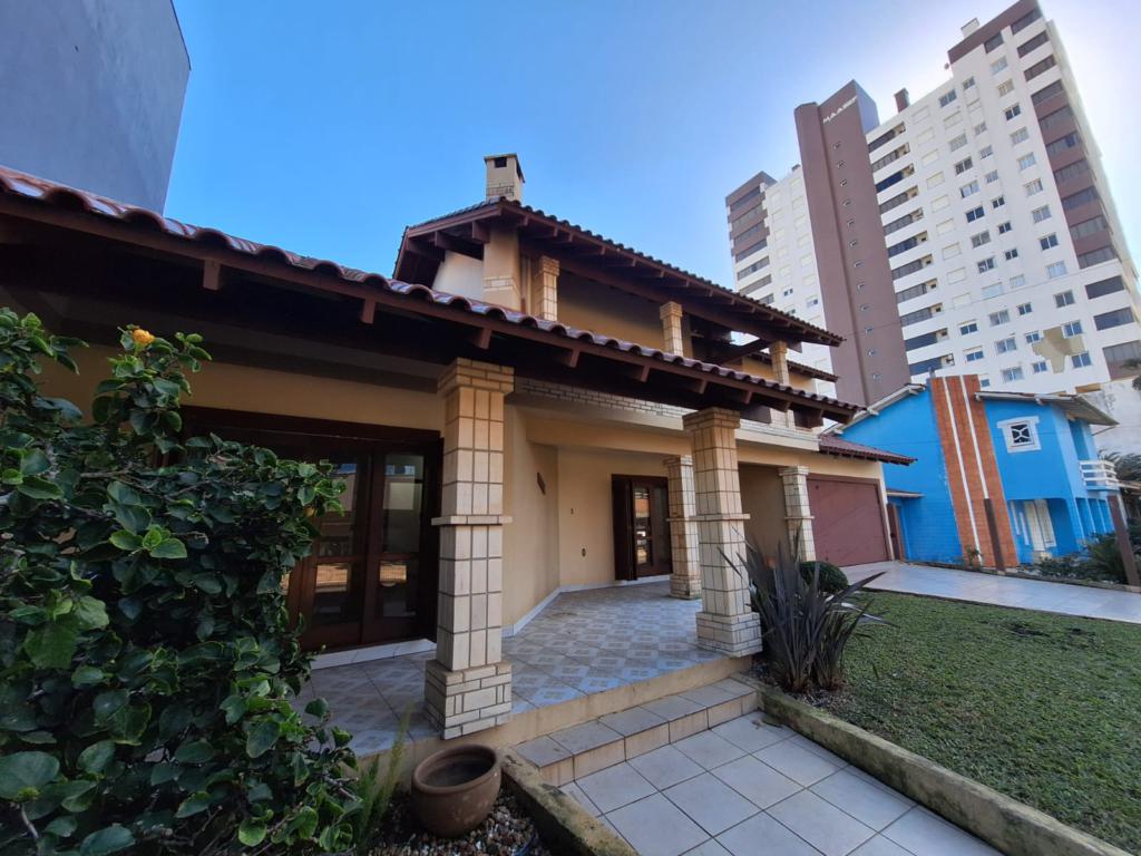 Casas / Sobrados 5 Dorm.