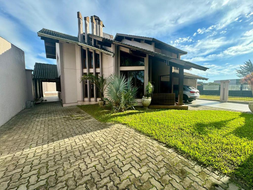 Casas / Sobrados 3 Dorm.